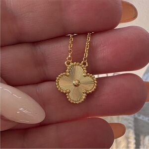 CLOVER Elegant Pendant Necklace